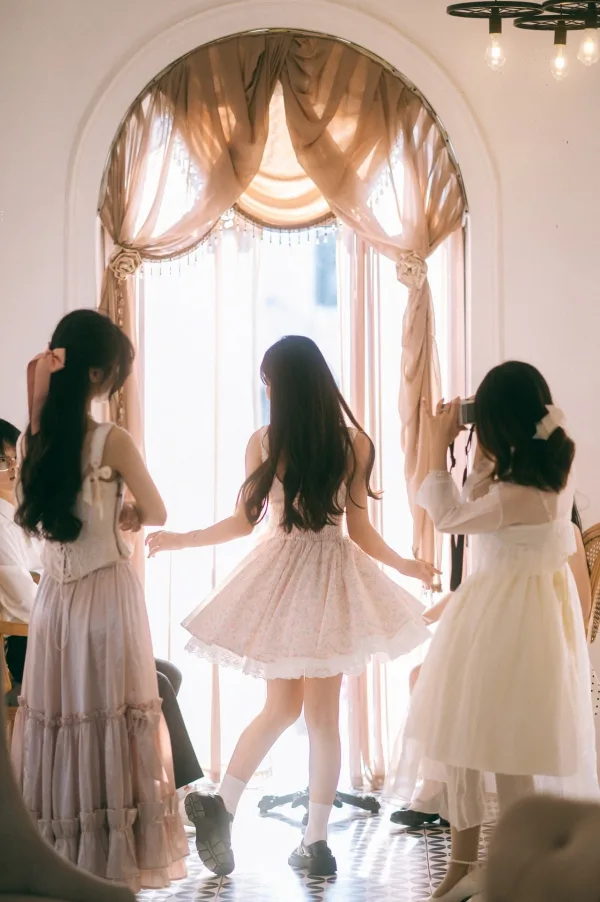 Jeunes femmes en robes élégantes dans un intérieur lumineux – Photo lifestyle et mode