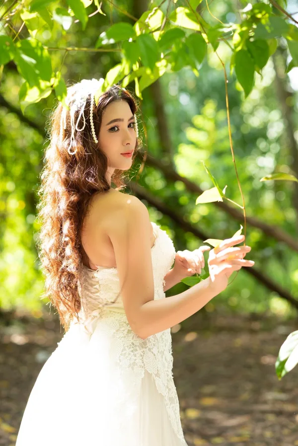 Femme en robe blanche dans une forêt – Portrait romantique en lumière naturelle