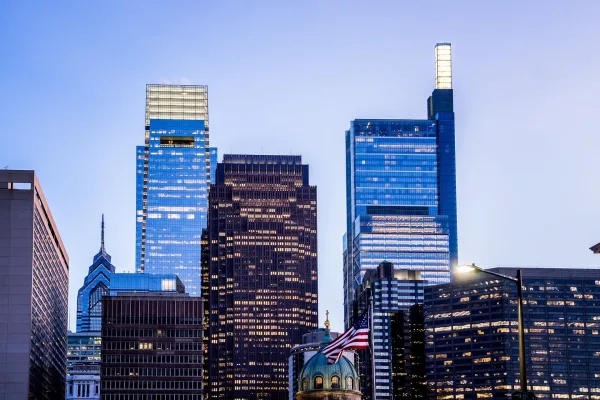 Skyline de Philadelphie au crépuscule avec gratte-ciel illuminés