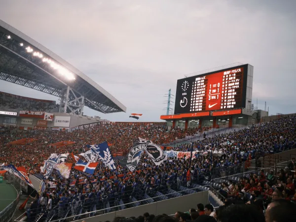 Supporters en tribunes lors d’un match de football dans un stade rempli