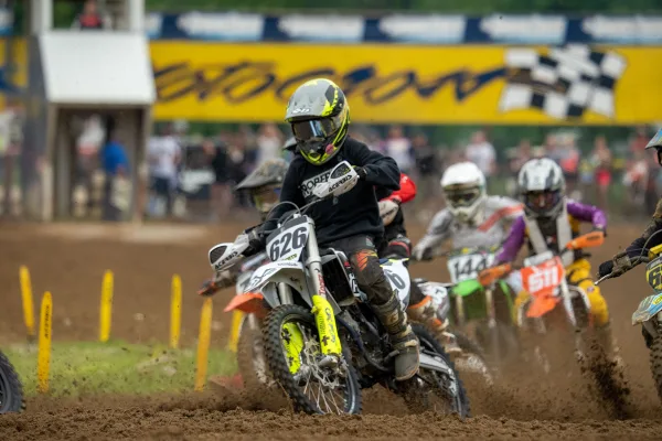 Course de motocross sur circuit tout-terrain avec pilotes en pleine action