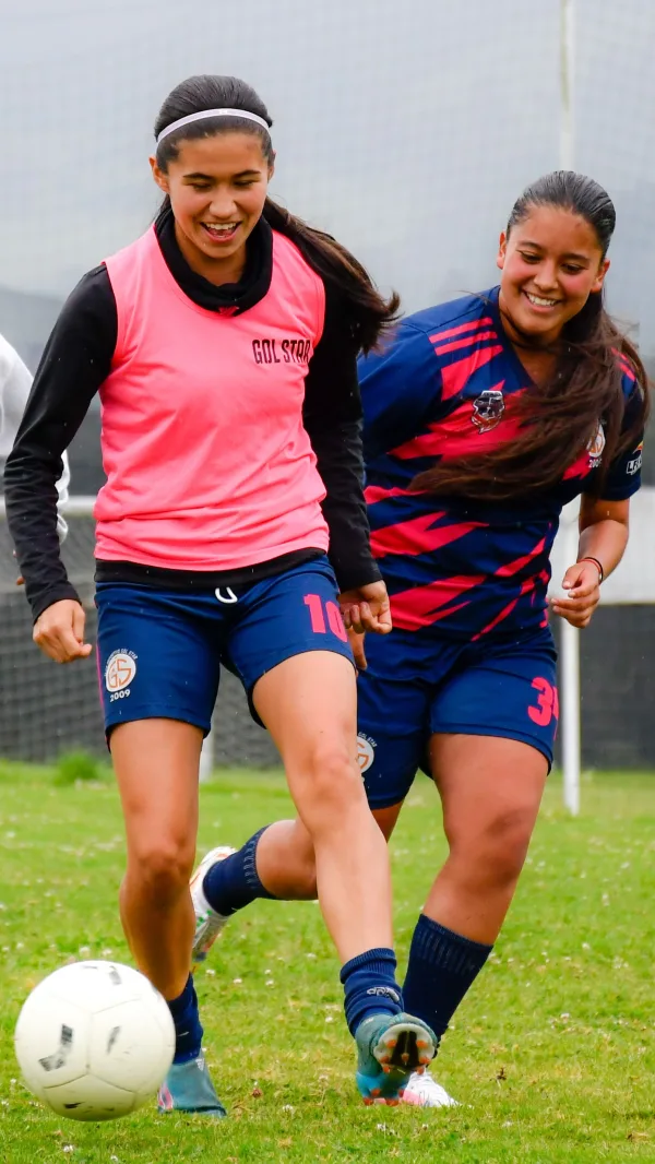 Deux jeunes footballeuses en action lors d'un entraînement de football