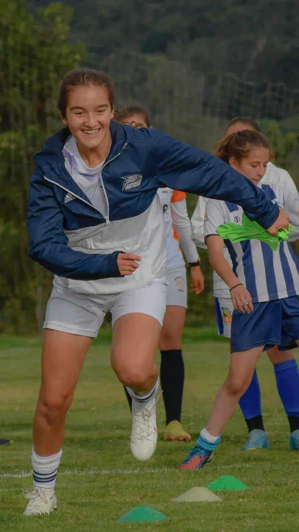 Joueuses de football en plein entraînement sur un terrain extérieur