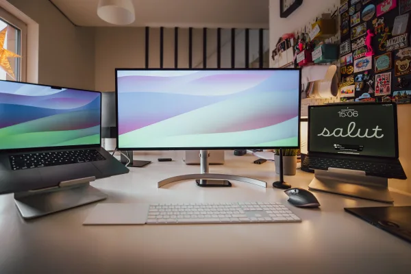 Configuration de bureau multi-écrans pour productivité et télétravail