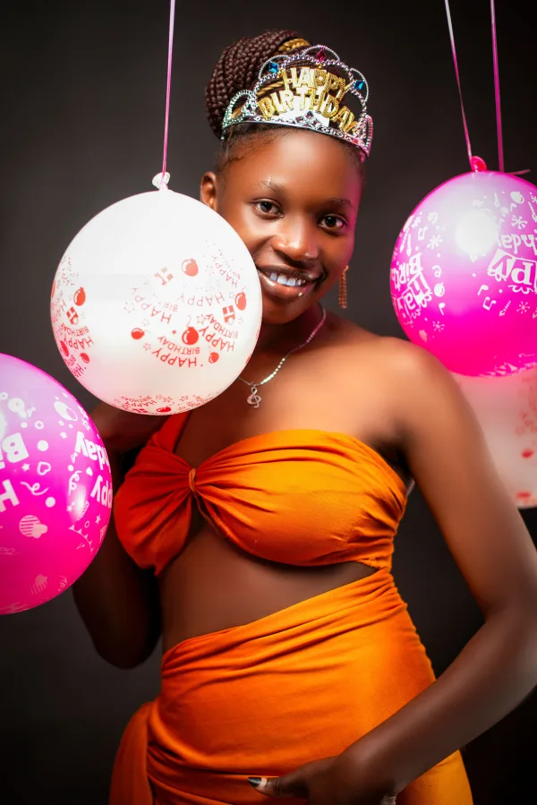 Portrait d’anniversaire avec ballons colorés et couronne Happy Birthday