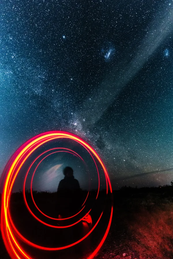 Voie lactée et light painting rouge – photographie nocturne créative