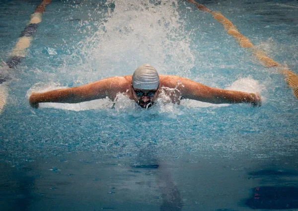 Nageur en papillon lors d’une compétition – photographie sportive aquatique