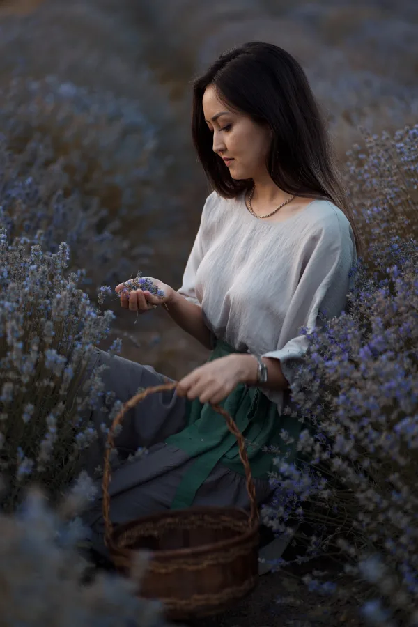 Portrait d’une femme dans un champ de lavande au coucher du soleil