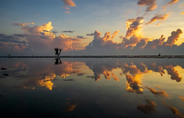 Coucher de soleil spectaculaire sur une plage miroir au Vietnam