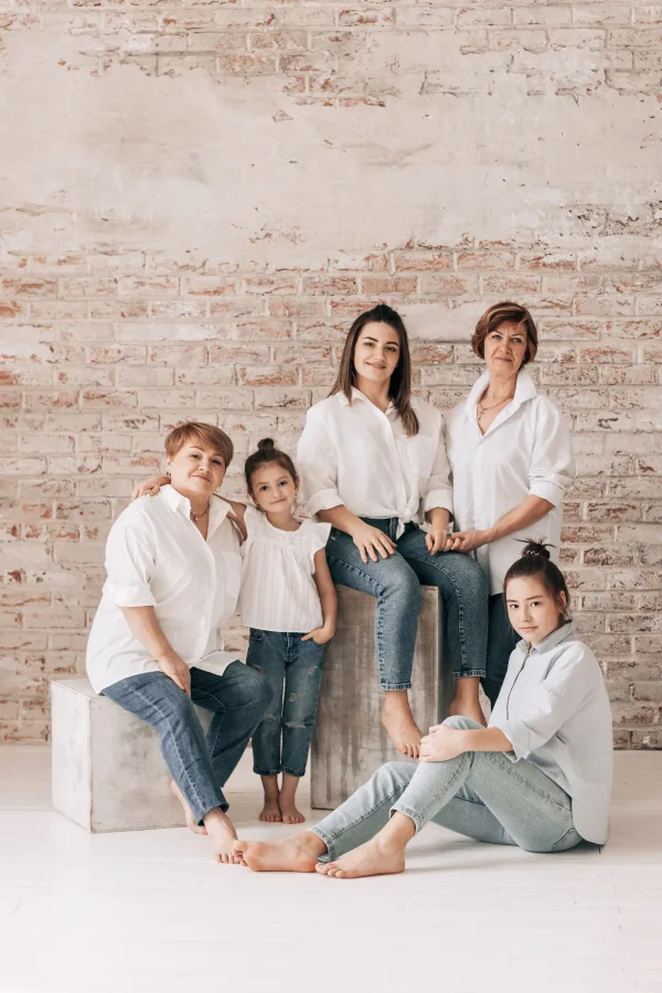 Portrait de famille multigénérationnelle dans un studio au style épuré