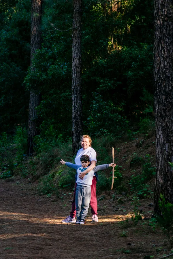 Grand-mère et petit-fils explorant une forêt lors d’une promenade nature