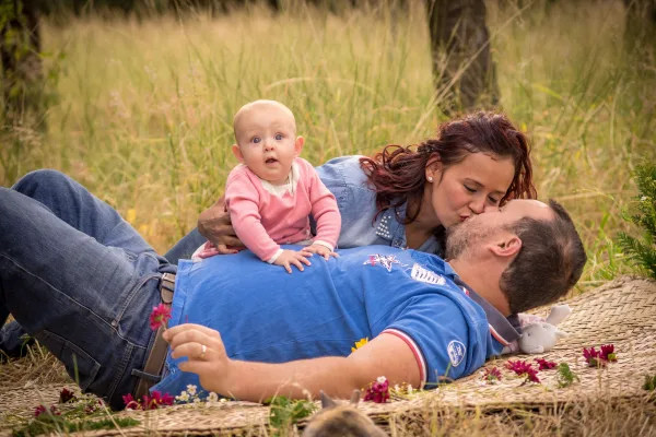 Parents et bébé lors d’un pique-nique en famille dans la nature
