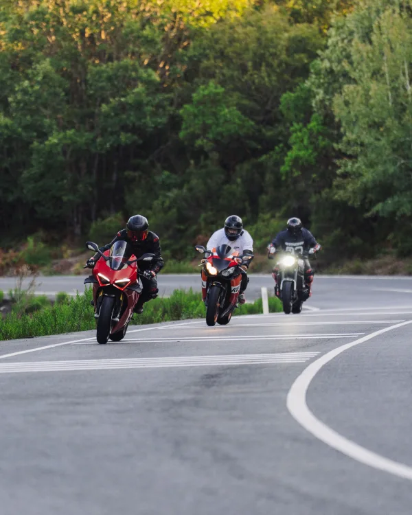 Groupe de motards en motos sportives sur une route sinueuse