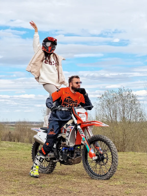 Couple passionné d’enduro avec moto tout-terrain en pleine nature