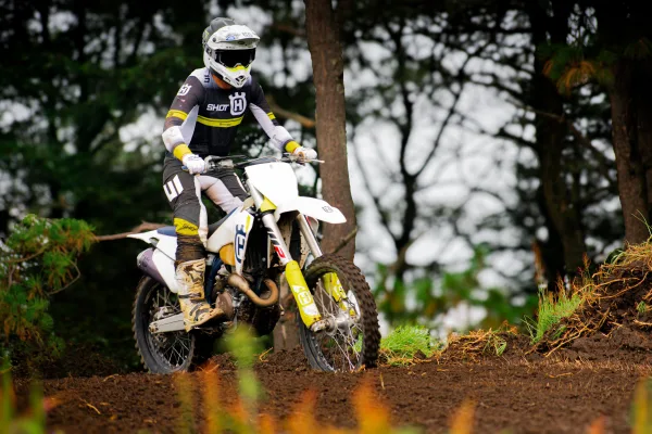 Pilote de motocross sur piste tout-terrain en forêt