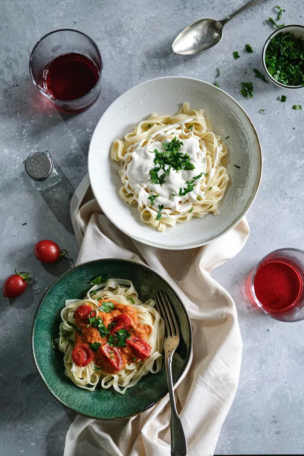 Assiettes de pâtes gourmandes avec sauce crémeuse et tomates fraîches