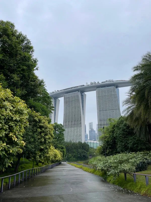 Promenade verdoyante avec vue sur Marina Bay Sands à Singapour
