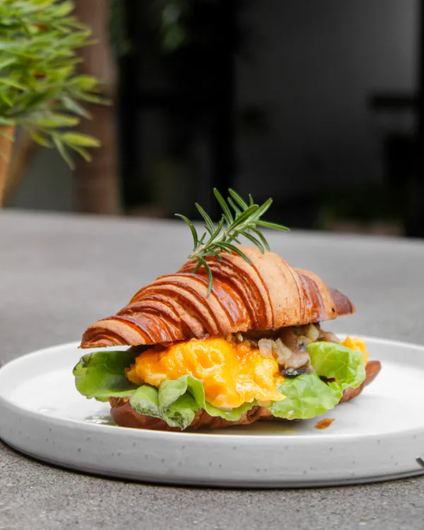 Croissant gourmand garni d’œufs brouillés, salade et champignons