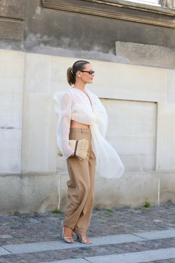 Femme élégante en tenue chic urbaine dans une rue pavée