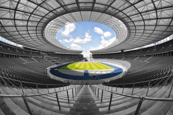 Grand stade de football vide avec terrain éclairé – Vue panoramique