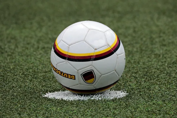 Ballon de football sur la ligne de touche – Photo de terrain de football