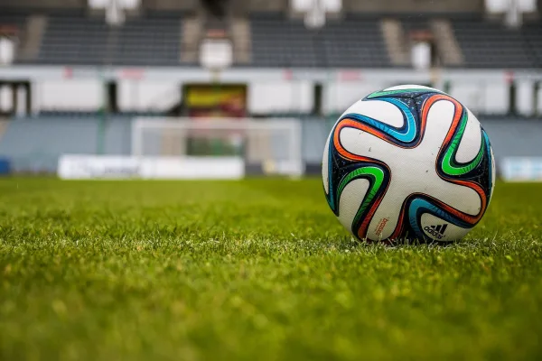 Ballon de football sur une pelouse dans un stade – Photo de match