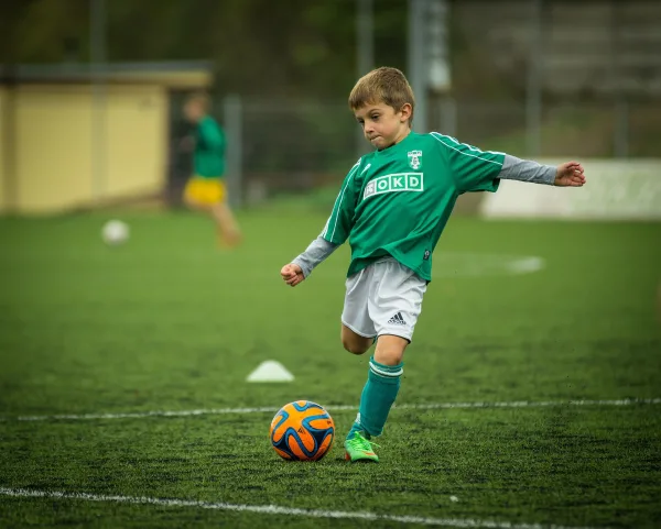 Jeune joueur de football en plein entraînement sur un terrain