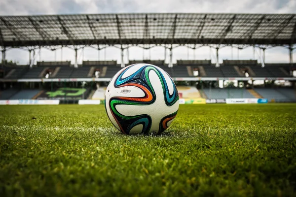 Ballon de football sur la pelouse d'un stade avant le match