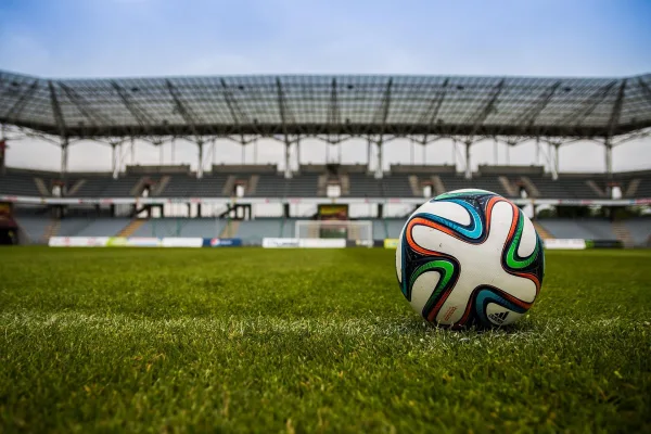 Ballon de football sur la pelouse d'un stade moderne