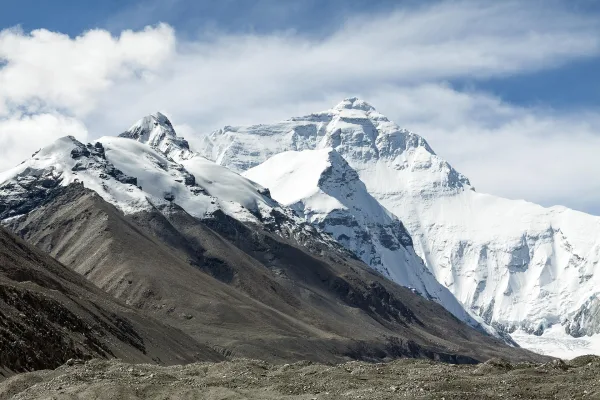 Sommet enneigé majestueux au cœur des montagnes de l'Himalaya