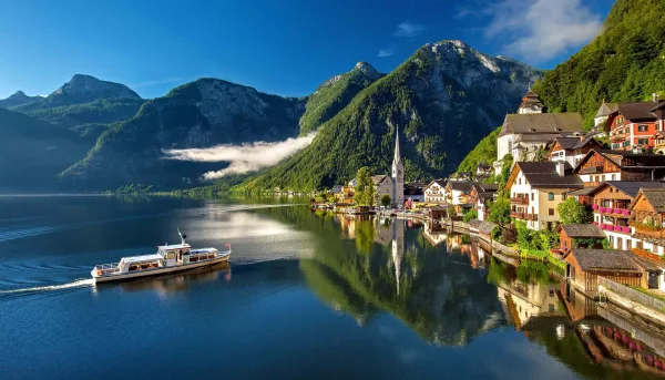 Village de Hallstatt au bord d'un lac entouré de montagnes en Autriche