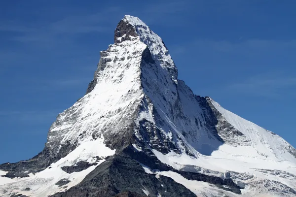 Mont Cervin enneigé sous un ciel bleu profond dans les Alpes suisses
