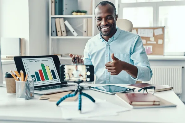 Créateur de contenu enregistrant une vidéo professionnelle dans un bureau