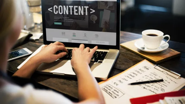 Création de contenu numérique et rédaction web sur ordinateur portable