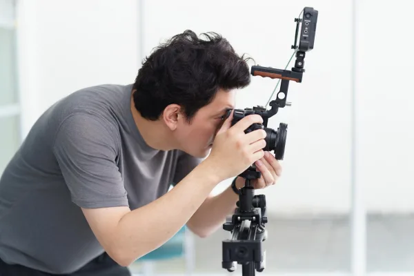 Photographe professionnel utilisant un appareil photo hybride sur trépied