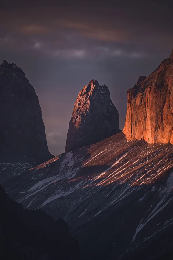 Pics rocheux au coucher du soleil dans un paysage de haute montagne