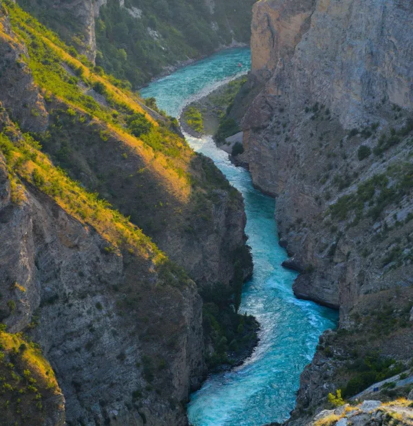 Rivière turquoise traversant un canyon rocheux spectaculaire