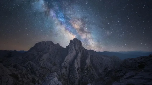Voie lactée au-dessus de sommets rocheux sous un ciel étoilé