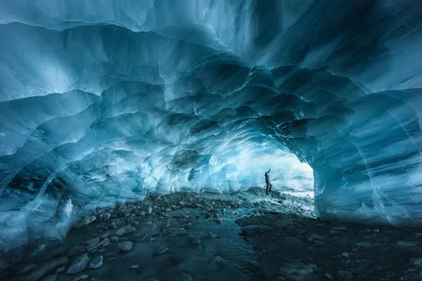 Grotte de glace bleue spectaculaire au cœur d'un glacier