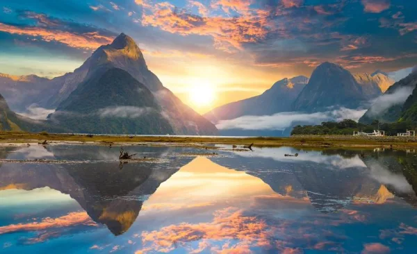 Lever de soleil sur un lac de montagne avec reflets spectaculaires