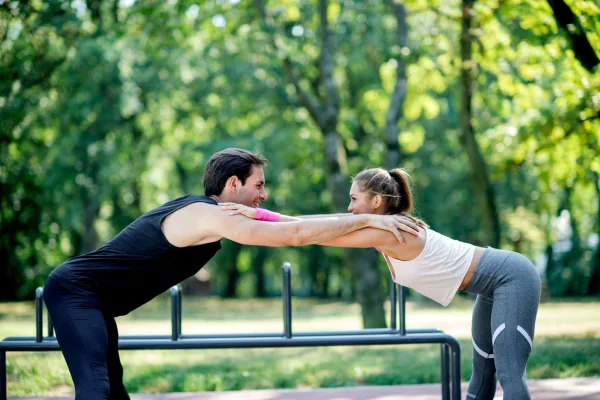 Couple faisant des étirements et du fitness en plein air