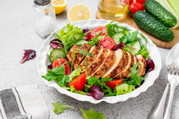 Salade healthy au poulet grillé et légumes frais