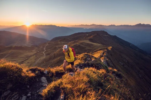 Coureur de trail en montagne au lever du soleil