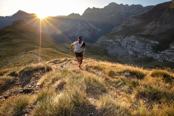 Coureur de trail en montagne au lever du soleil