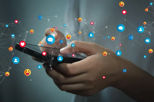 Interactions sur les réseaux sociaux via smartphone et engagement numérique