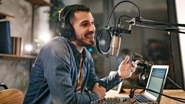 Podcasteur enregistrant un épisode dans un studio avec microphone professionnel