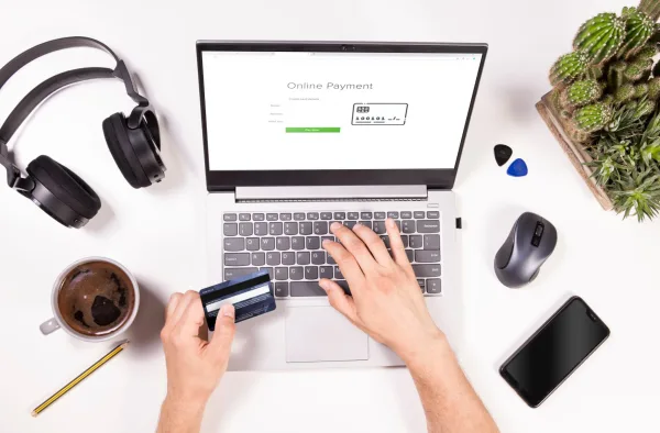 Paiement en ligne sécurisé avec carte bancaire sur ordinateur portable