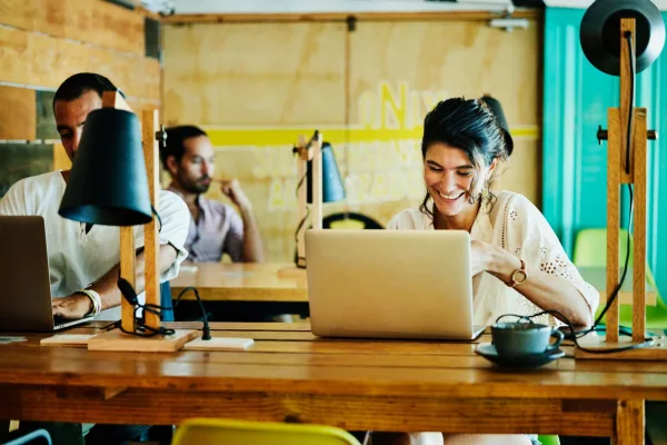 Espace de coworking moderne avec professionnels travaillant sur des ordinateurs portables