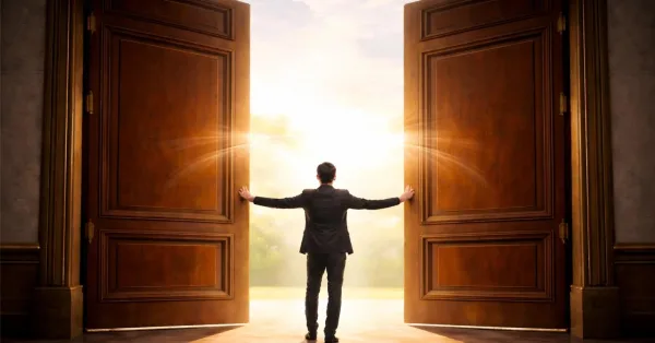 Homme franchissant un précipice au lever du soleil, symbole de confiance en soi et de dépassement des peurs