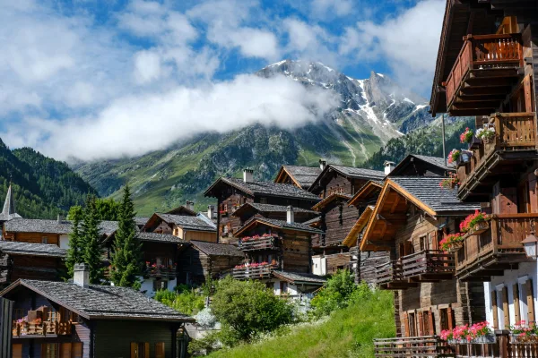 Village de montagne au cœur des Alpes sous un ciel majestueux
